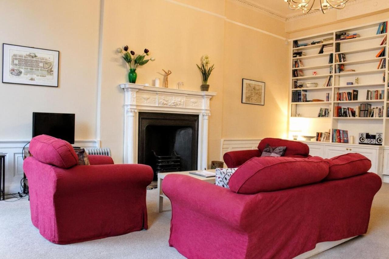 Traditional Georgian Flat In New Town Appartement